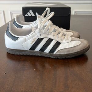 Men’s 7.5 / Women’s 9.5 Adidas Sambas. Good used condition. Near perfect tread